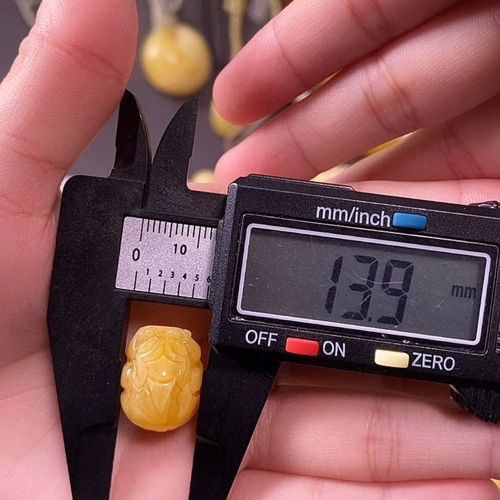 琥珀未镶嵌裸石貔貅