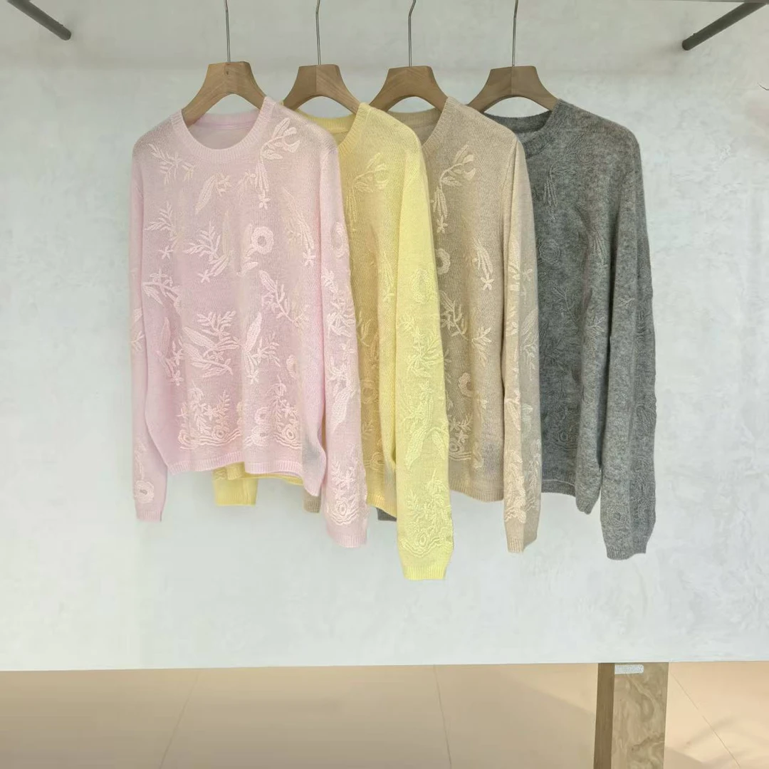 858061紫标系列重工浮雕花草提花圆领山羊绒长袖