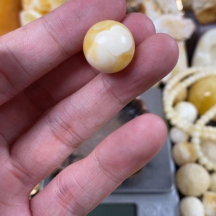 琥珀裸石未镶嵌我