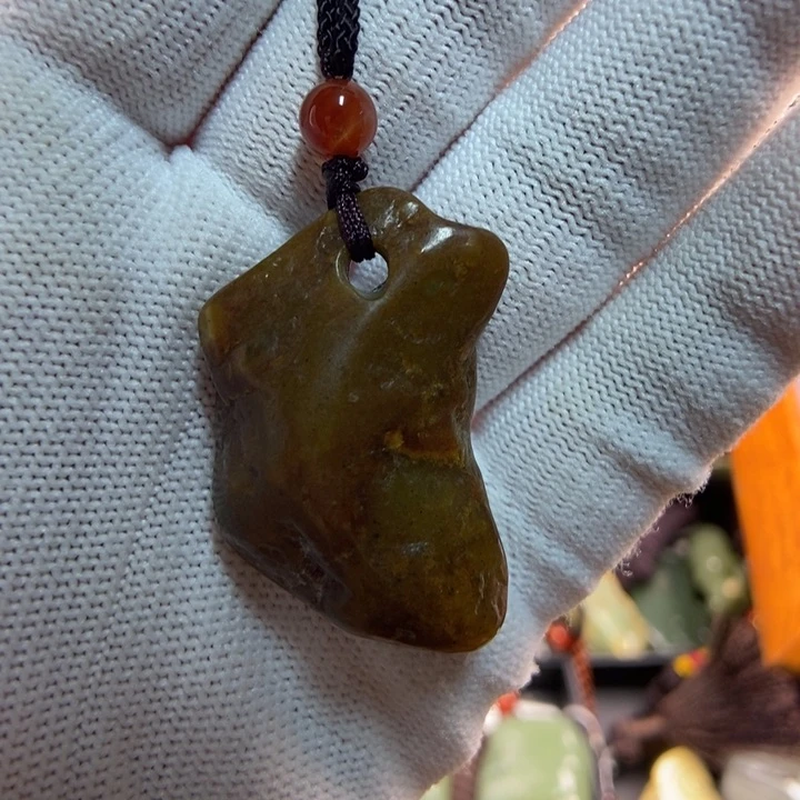 吊坠(赠链)未镶嵌岫岩河磨玉（透闪石质玉）大**烟