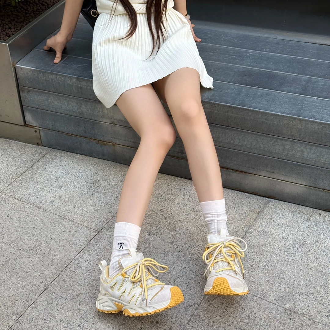 小发喵「 潮搭风尚双色运动跑鞋｜轻驰畅跑臻质步履新章」女鞋777