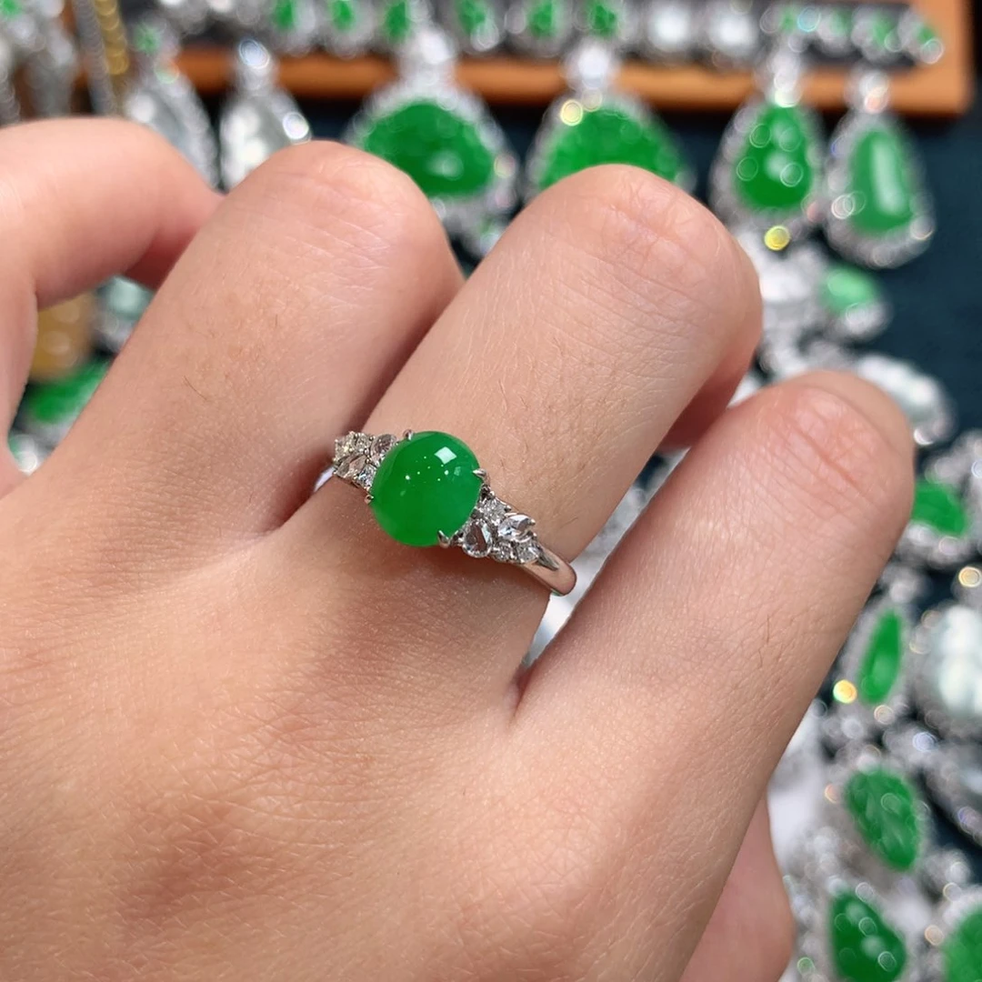 颈饰18K金镶嵌翡翠戒指