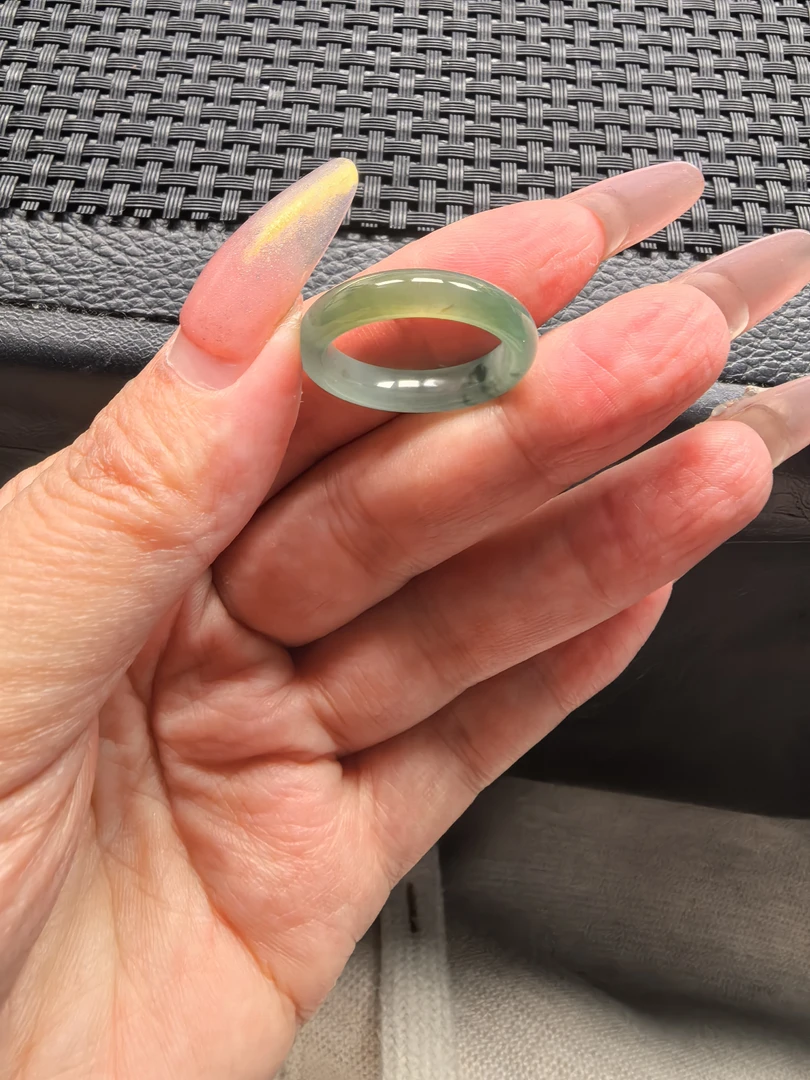 天然缅甸a货翡翠。戒圈19号