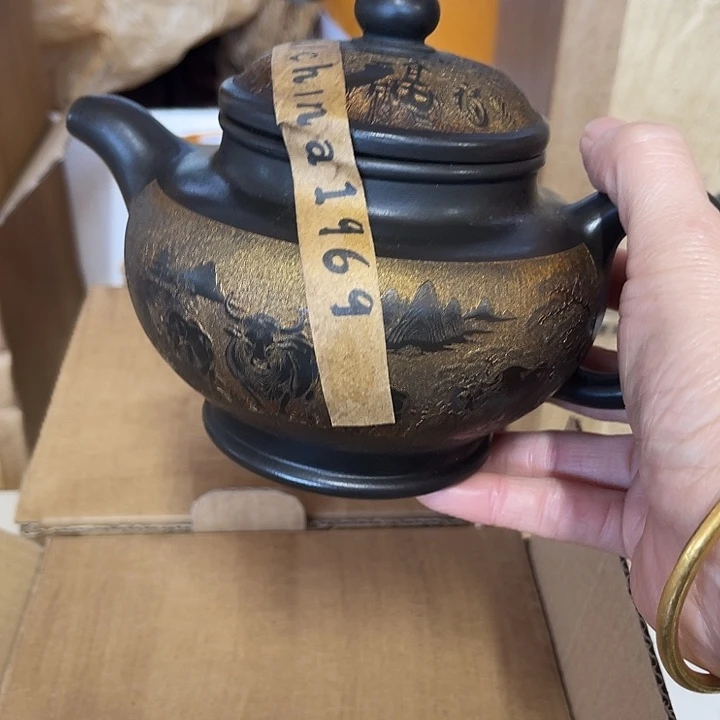 茶壶紫砂原矿泥料手工制作的一把紫砂壶。