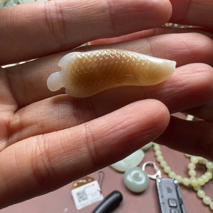 和田玉未镶嵌颈饰俄料鱼