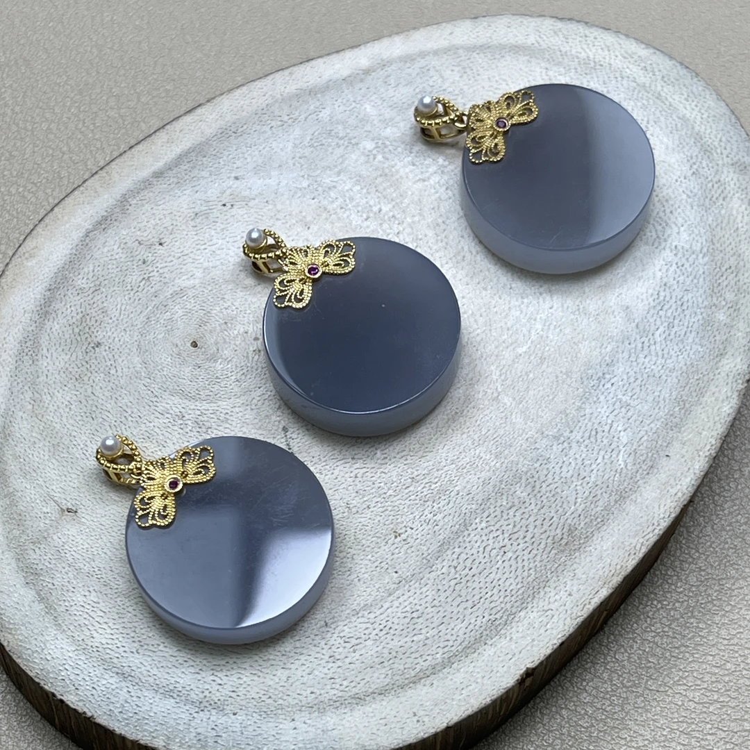 YJ2401天然和田玉烟紫18K金圆牌无事多样性发其一