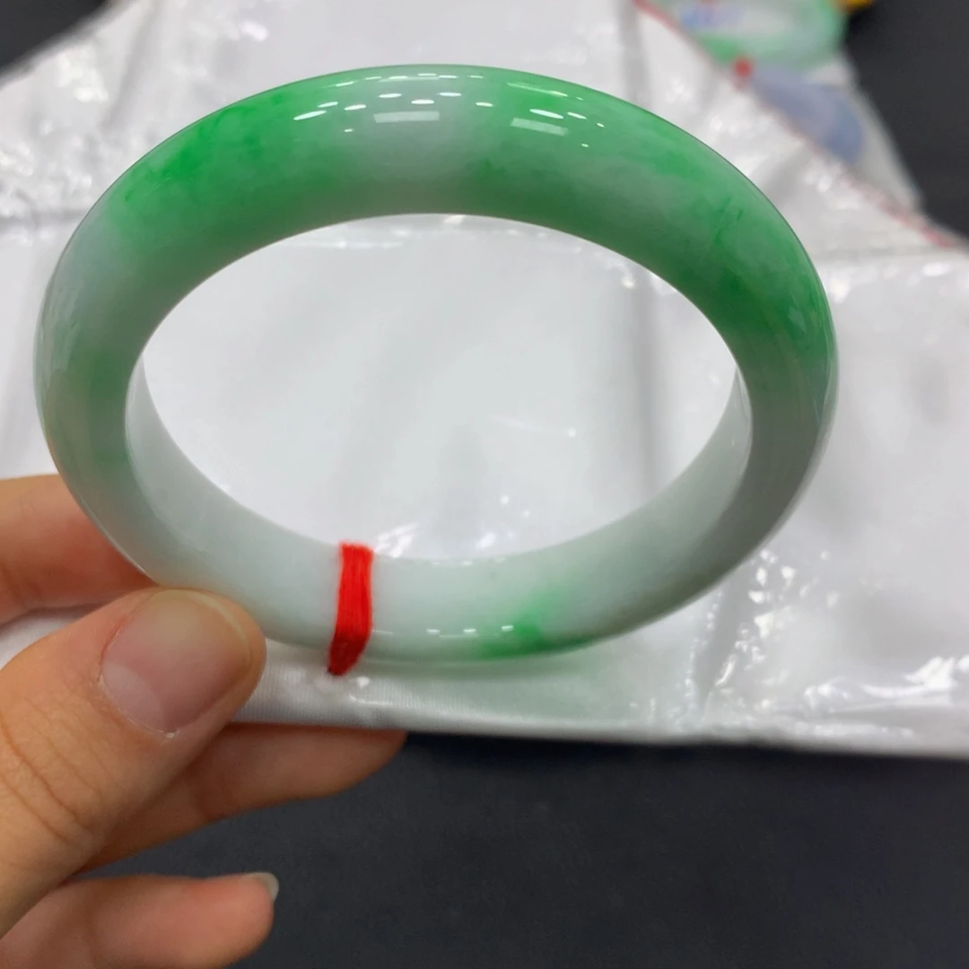 翡翠手镯未镶嵌翡翠