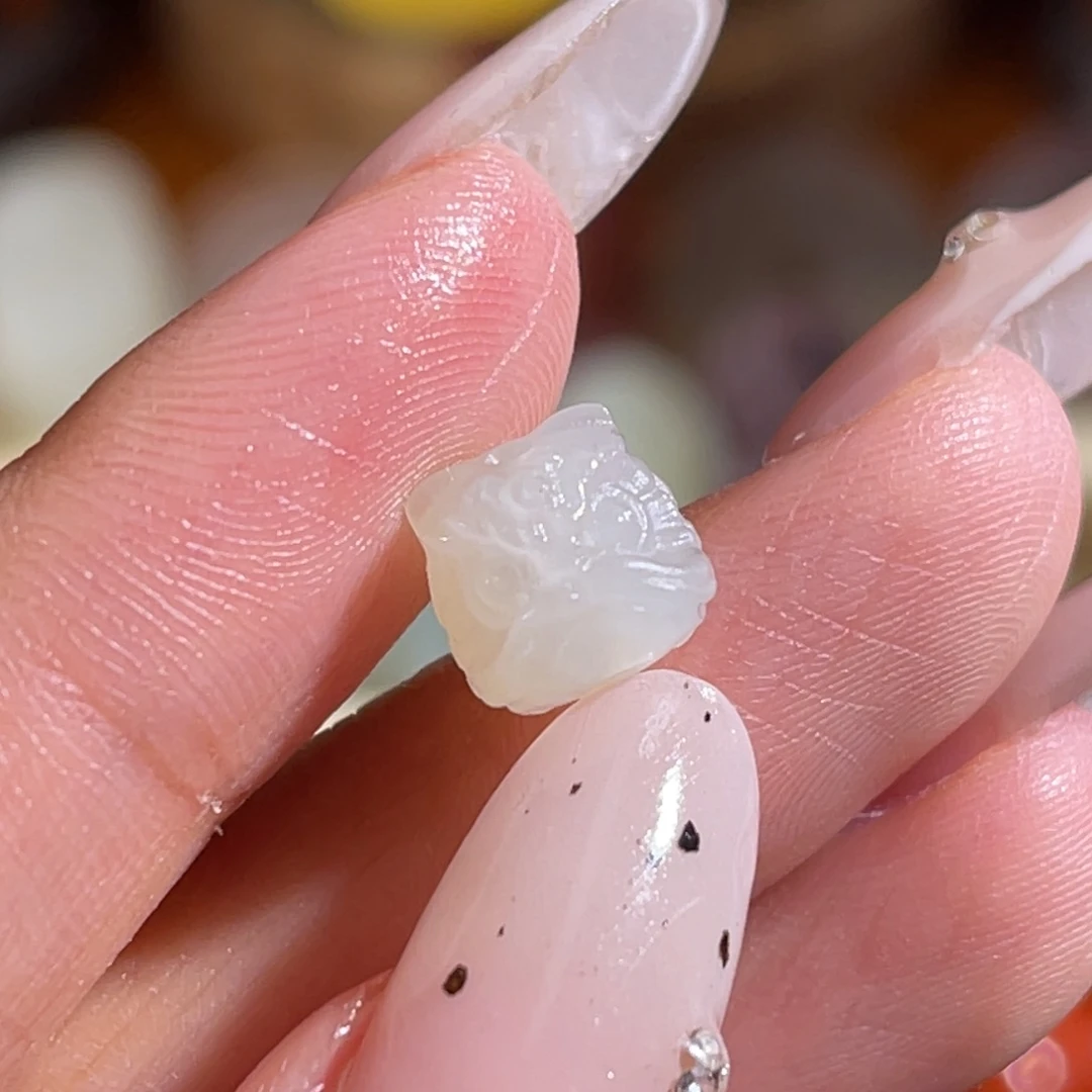 和田玉（糖玉）未镶嵌珠宝奇石醒狮 8.4x8.3 不换退