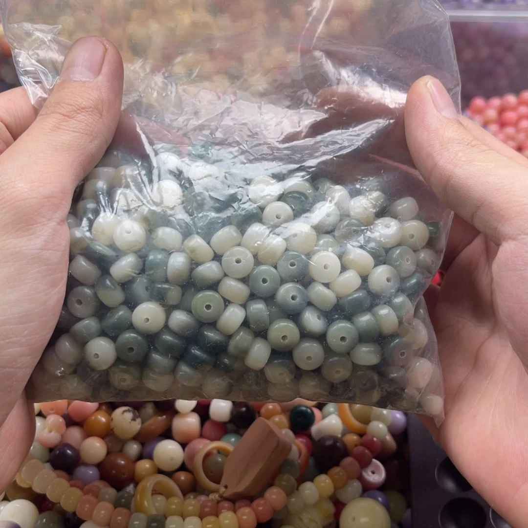 吊坠白玉菩提z9/100+50颗微瑕绿飘