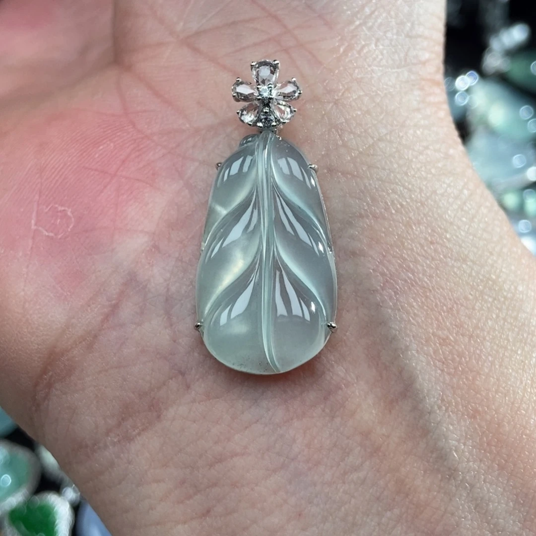 颈饰18K金镶嵌翡翠叶子