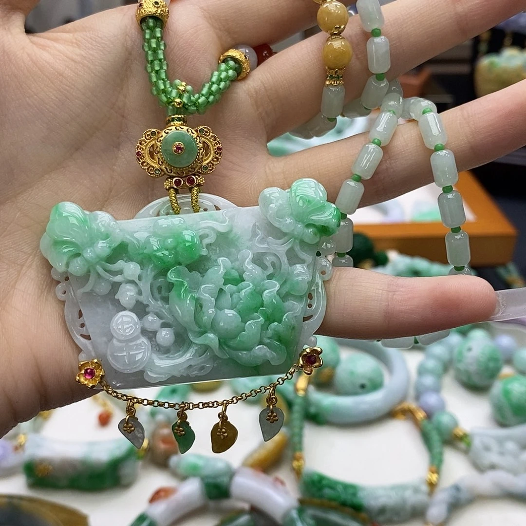 颈饰未镶嵌翡翠天然