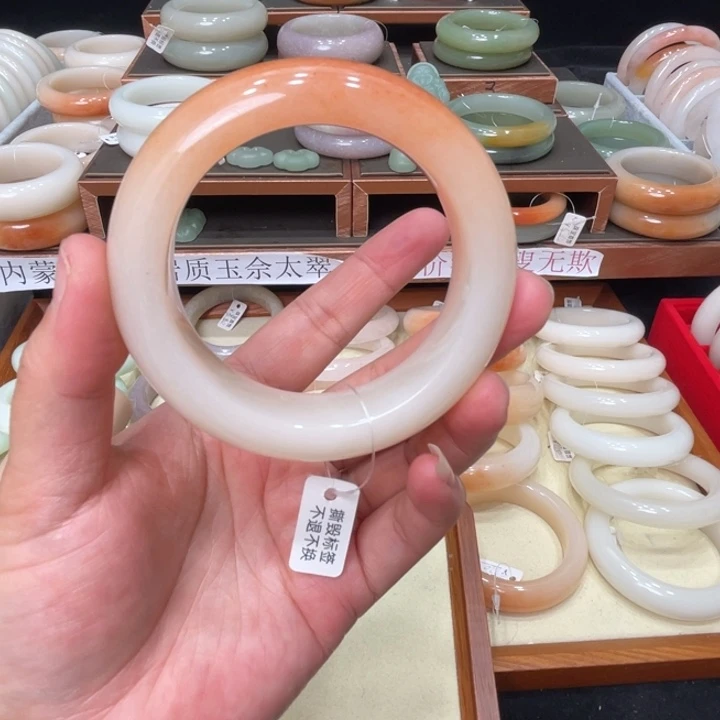兜***糖石英质玉（佘太翠）手镯未镶嵌