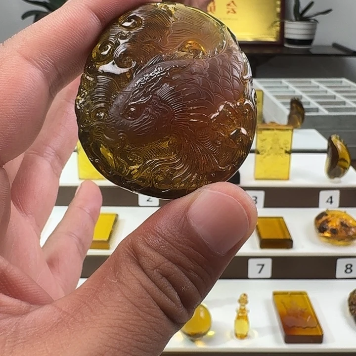 鱼***舞琥珀颈饰未镶嵌龙鱼
