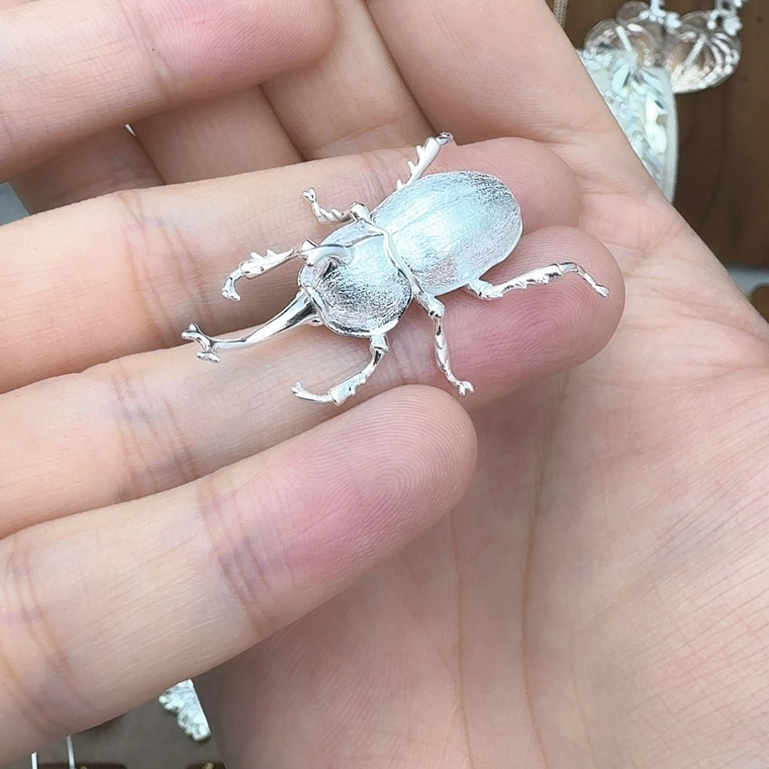 足银羽毛银色独角仙胸针