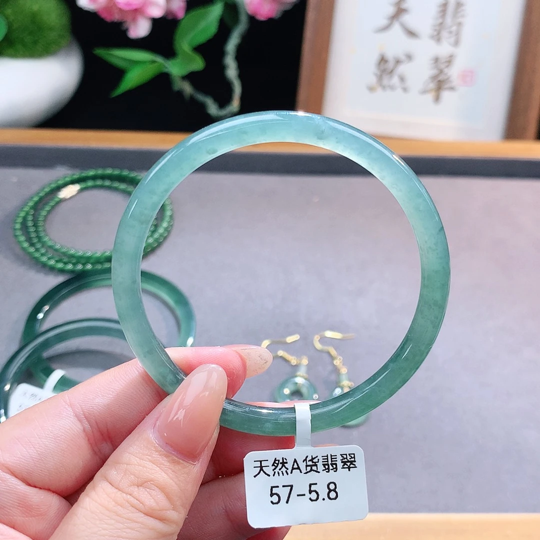 未镶嵌手镯（圆镯）翡翠