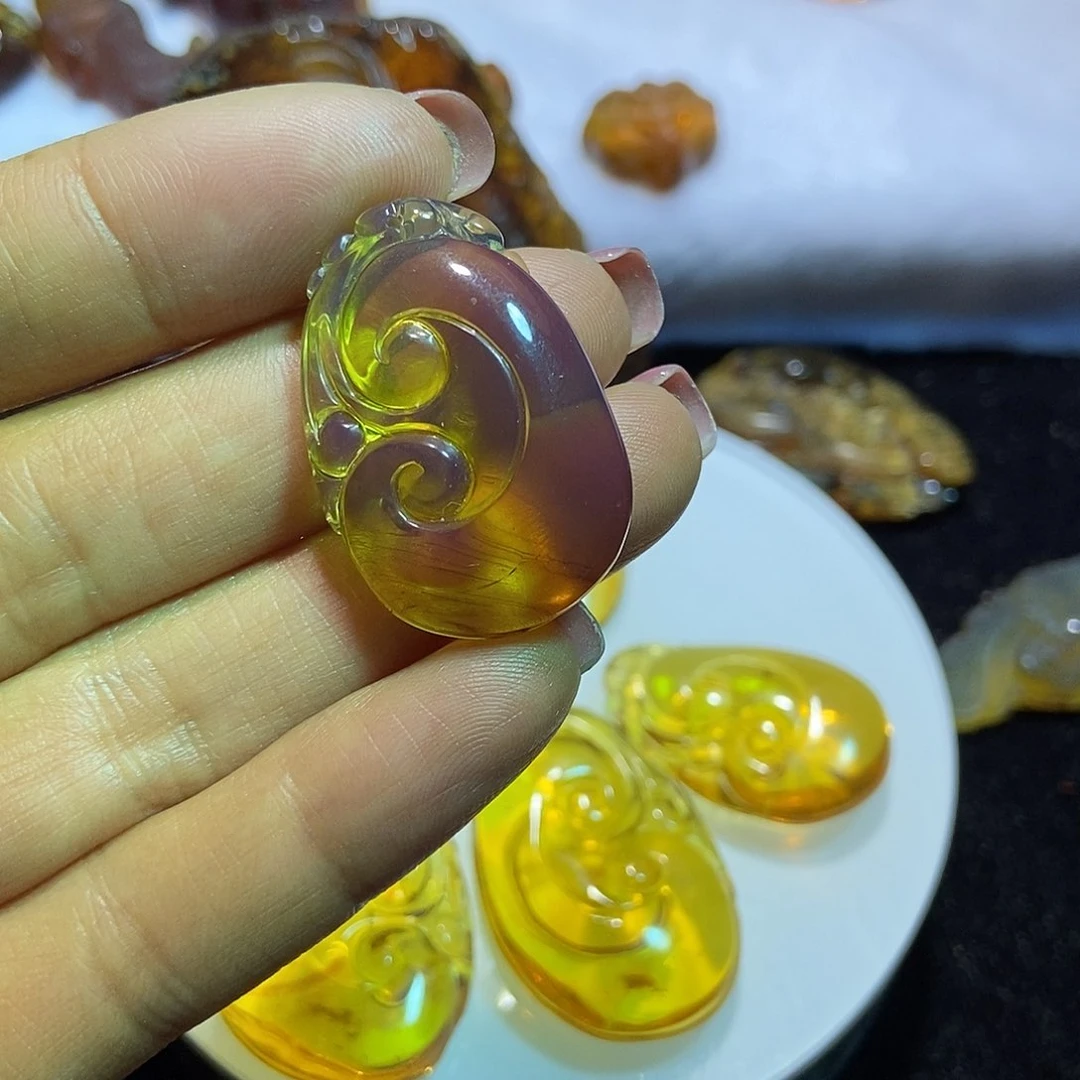 琥珀颈饰未镶嵌如意