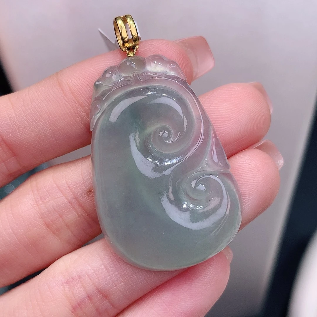 颈饰18K金镶嵌翡翠晴底如意