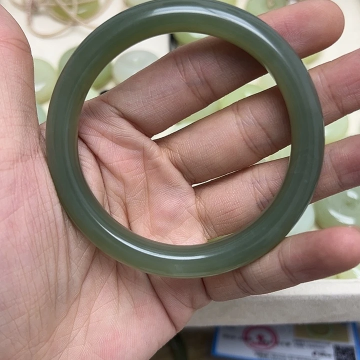 硕***人和田玉未镶嵌手镯