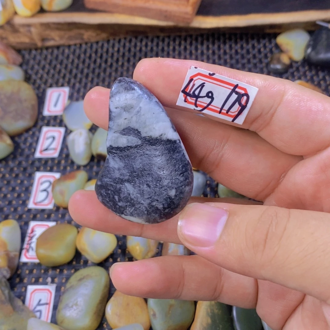 颈饰未镶嵌和田玉（糖玉）