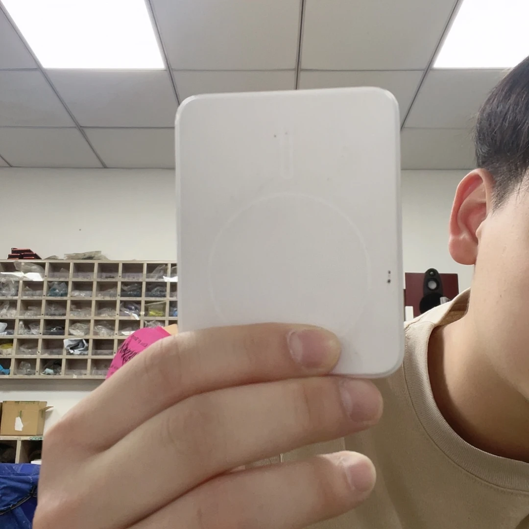 没有包装的摩米士白色的