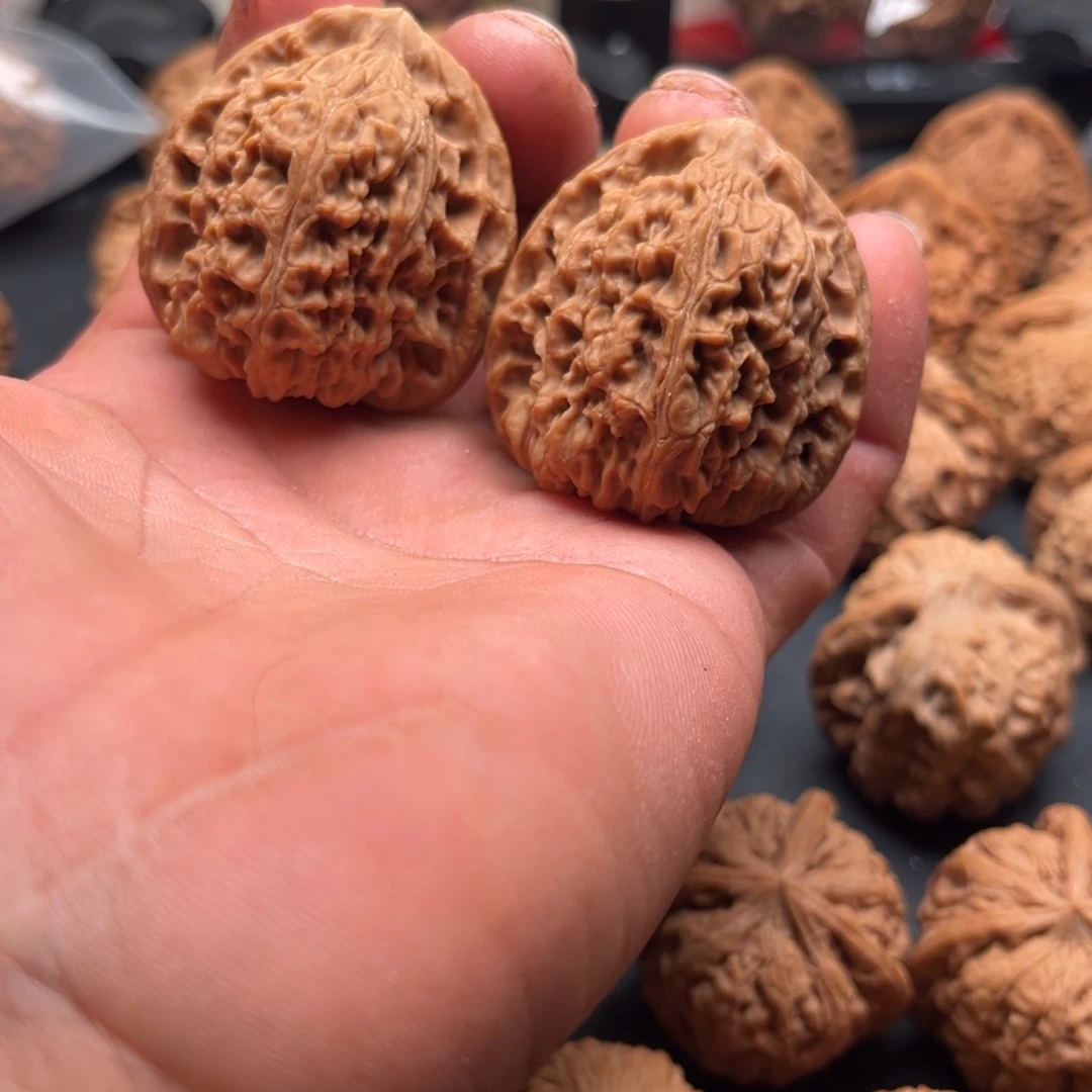 V***V文玩核桃吊坠南疆