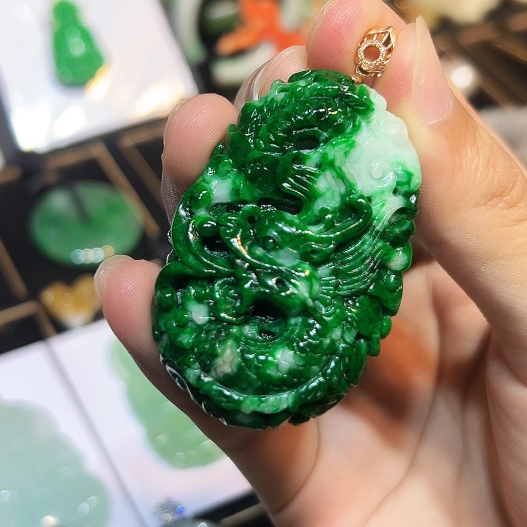 颈饰18K金镶嵌翡翠
