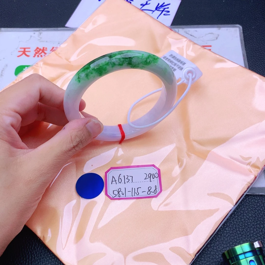 翡翠手镯未镶嵌翡翠