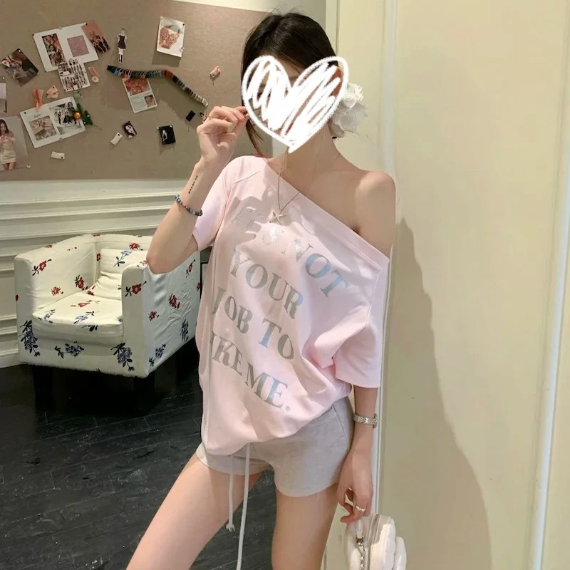 梦优莱甜美风粉色字母印花斜领露肩短袖T恤女夏新款宽松显瘦上衣