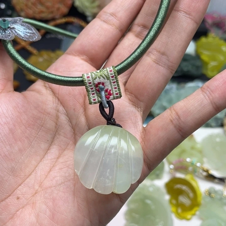 蛇纹石玉未镶嵌颈饰