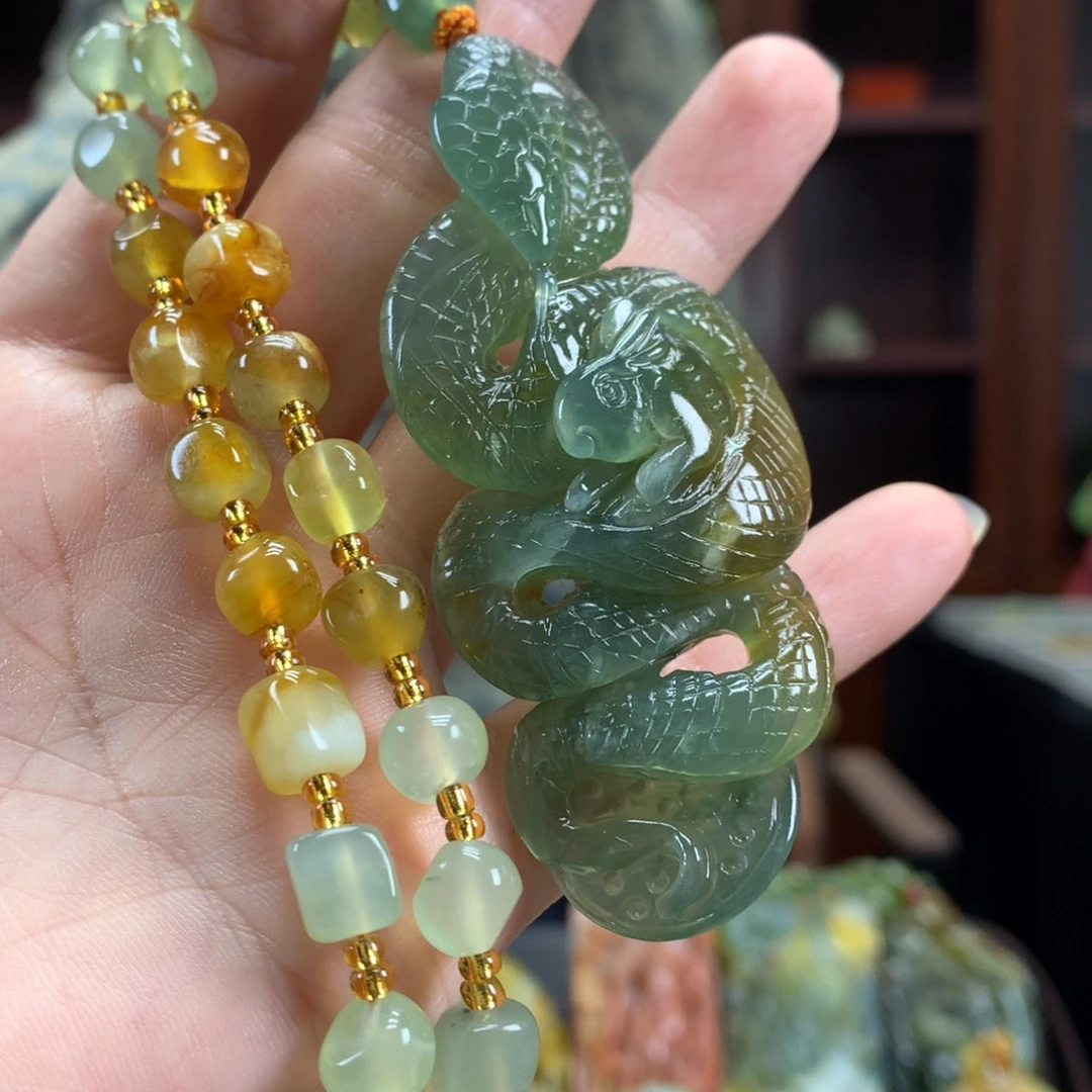 未镶嵌蛇纹石玉颈饰