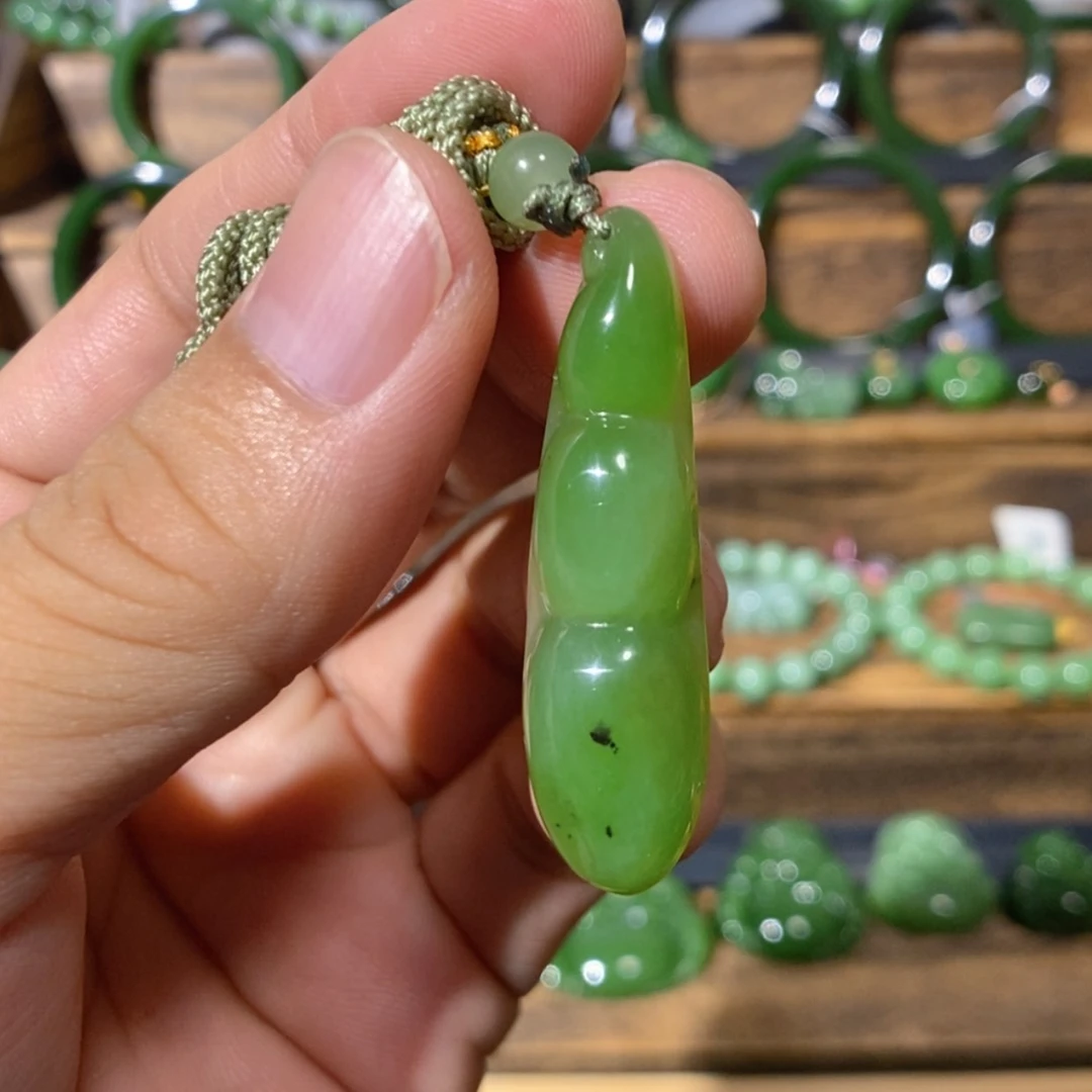 【闪购商品】和田玉未镶嵌吊坠(不含链)乌兰海苹果绿福豆