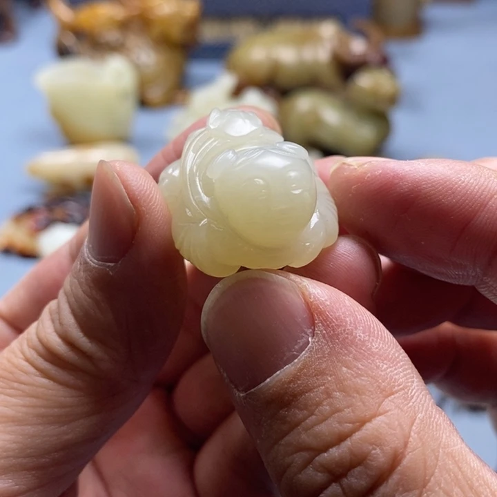 和田玉颈饰未镶嵌子****室