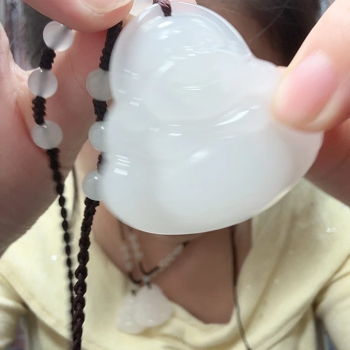 颈饰未镶嵌石英质玉大号佛
