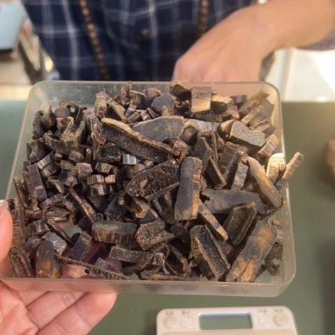 沉香摆件红土乌身沉水20克多样性发1份