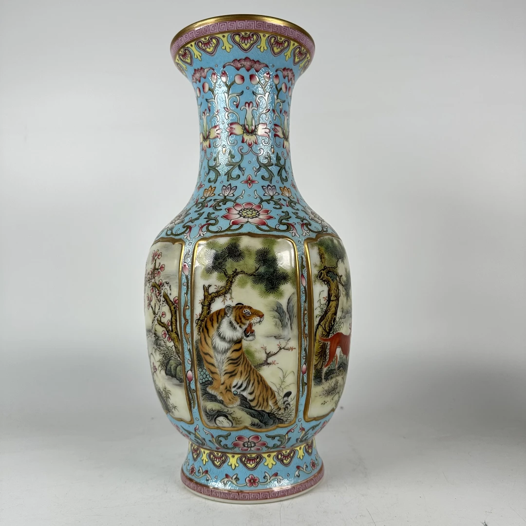 珐琅彩描青缠枝莲多面开窗十二生肖图赏瓶