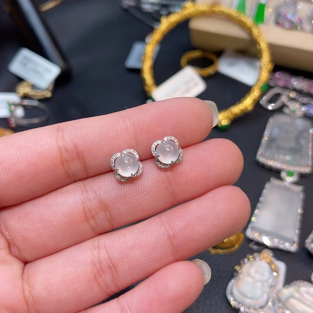 18K金镶嵌翡翠耳饰蛋面