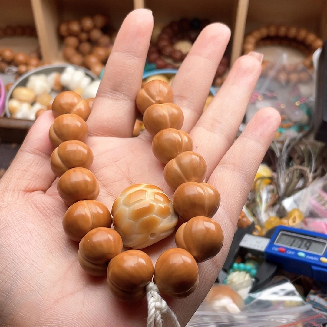 蓝***牌手串猴头核桃17+微瑕屁桃和富甲