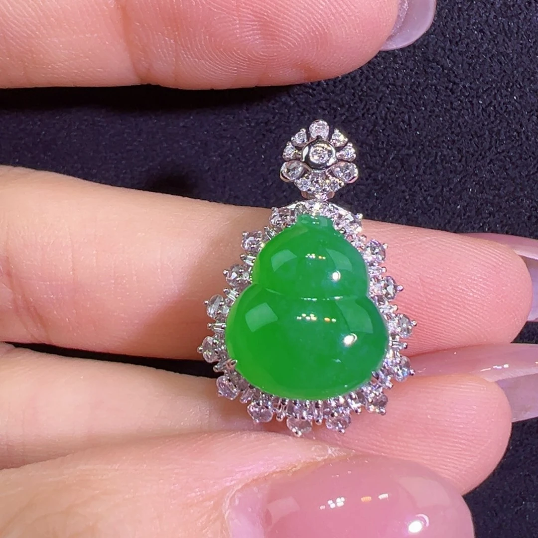 翡翠18K金镶嵌颈饰葫芦