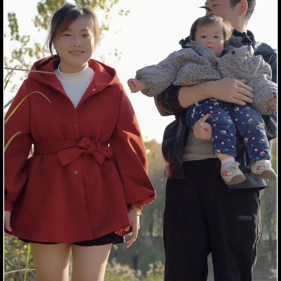 红色外套白色打底衣短裤三件套