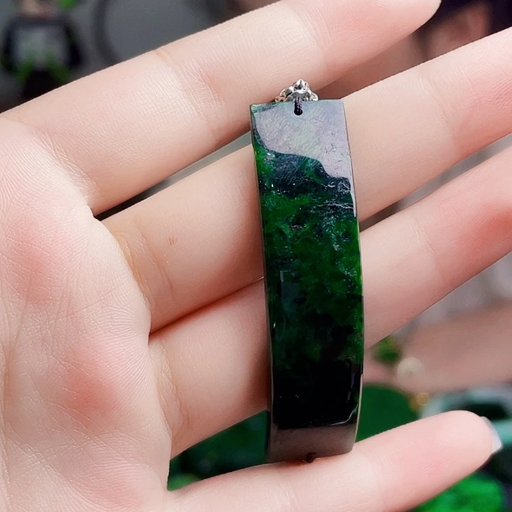 翡翠未镶嵌颈饰多样性