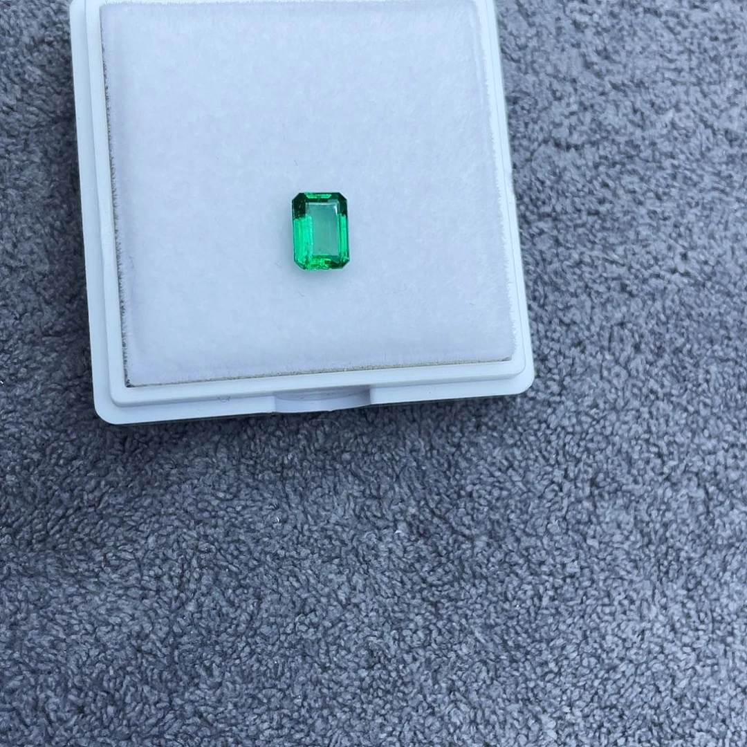 不***评裸石祖母绿0.794Ct。