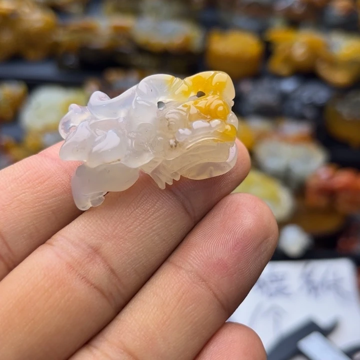 石英质玉（黄龙玉）未镶嵌颈饰