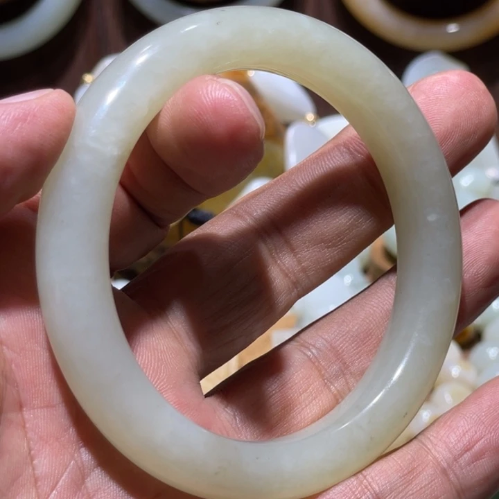 纯***惧和田玉（青白玉）未镶嵌颈饰