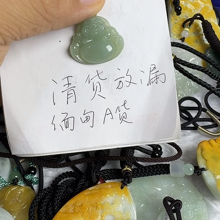 翡翠未镶嵌颈饰佛公