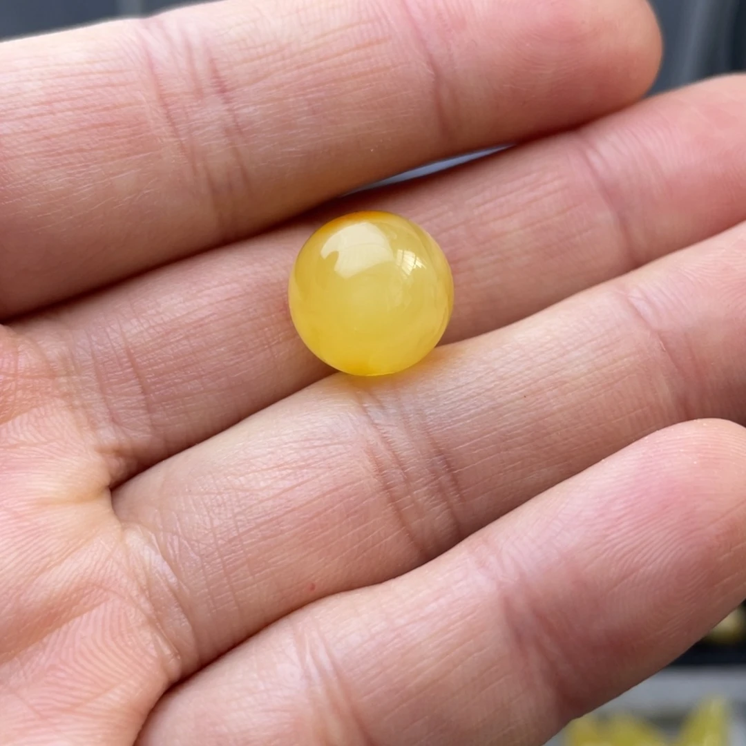 染***白蜜蜡未镶嵌裸石圆珠一颗约13.3毫米微瑕疵