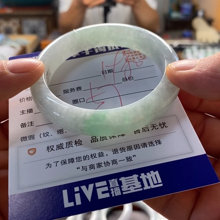翡翠手镯未镶嵌翡翠手镯未镶嵌