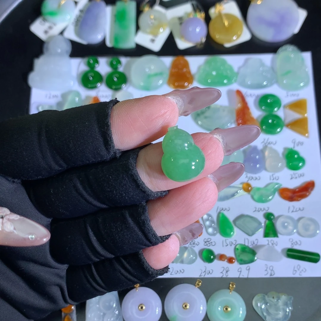 翡翠裸石未镶嵌如意锁