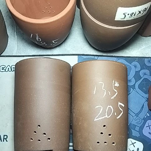 大笔筒两个紫砂花盆