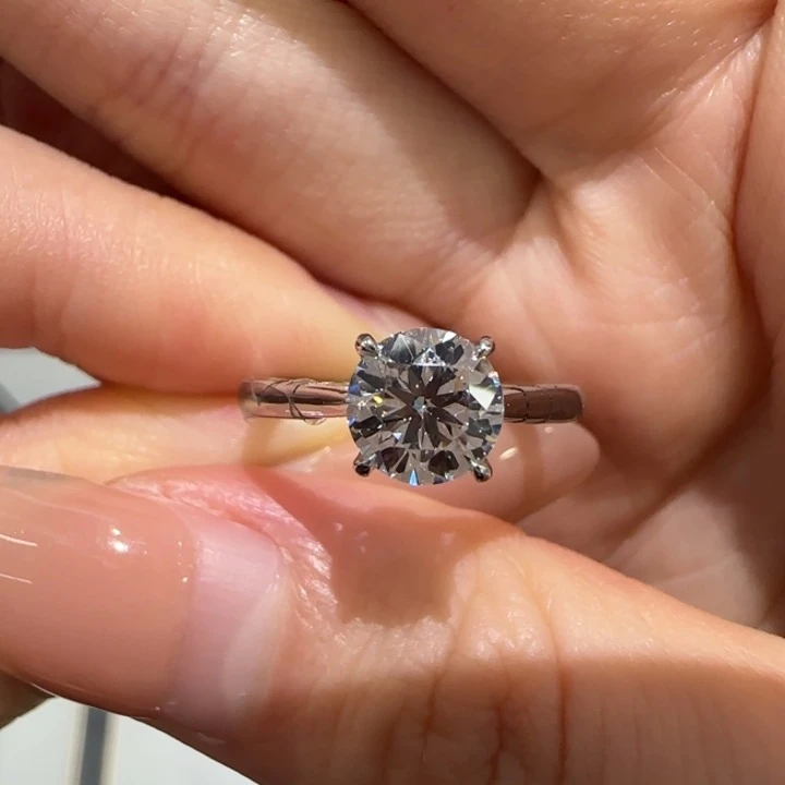 铂Pt950镶嵌实验室培育钻石1卡经典四爪