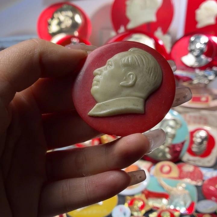 d***昭爷爷像章一枚品相如图